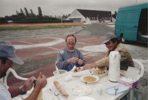 L’équipe ADN-SOL partage un moment de pause déjeuner sur le chantier d’un court de tennis en béton poreux, après une matinée de travail sur la construction.