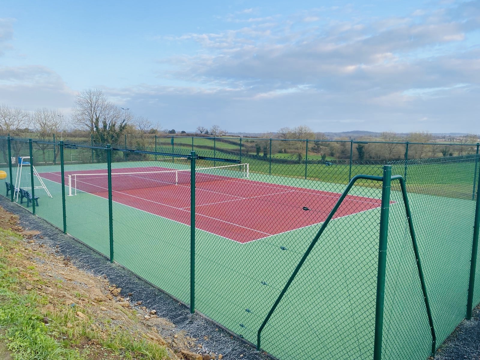 Terrain de tennis en béton poreux