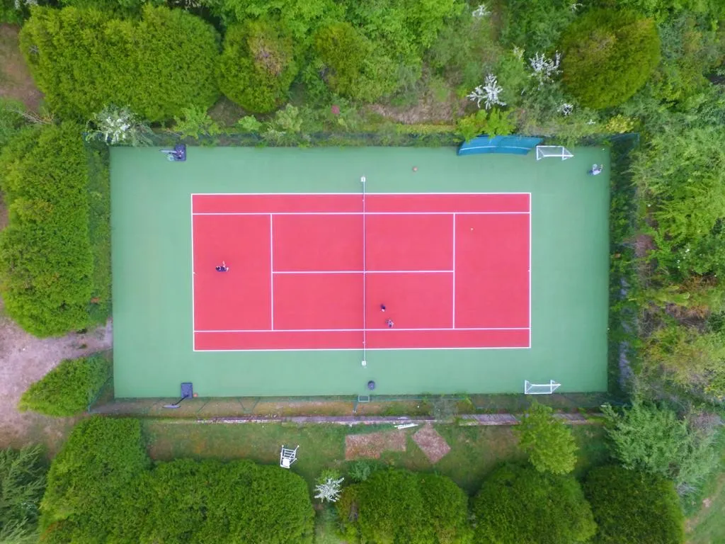 Court de tennis en quick avec finition professionnelle terrain de tennis quick surface béton poreux revêtement peinture élastomère