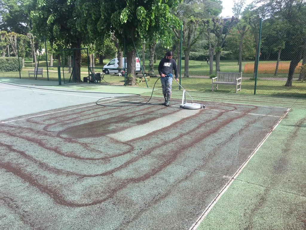 comment-entretenir-beton-poreux-tennis Entretien terrain de tennis béton poreux par ADN-SOL – nettoyage haute pression