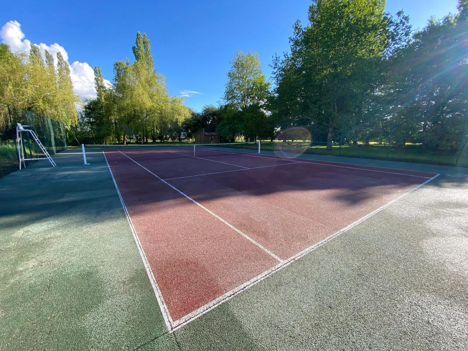 Tennis béton poreux après nettoyage Tennis en béton poreux après nettoyage avec surface propre