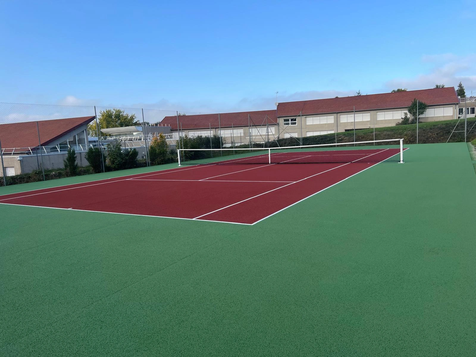 Construction d'un terrain de tennis en béton poreux par ADN SOL – alternative durable à la résine synthétique