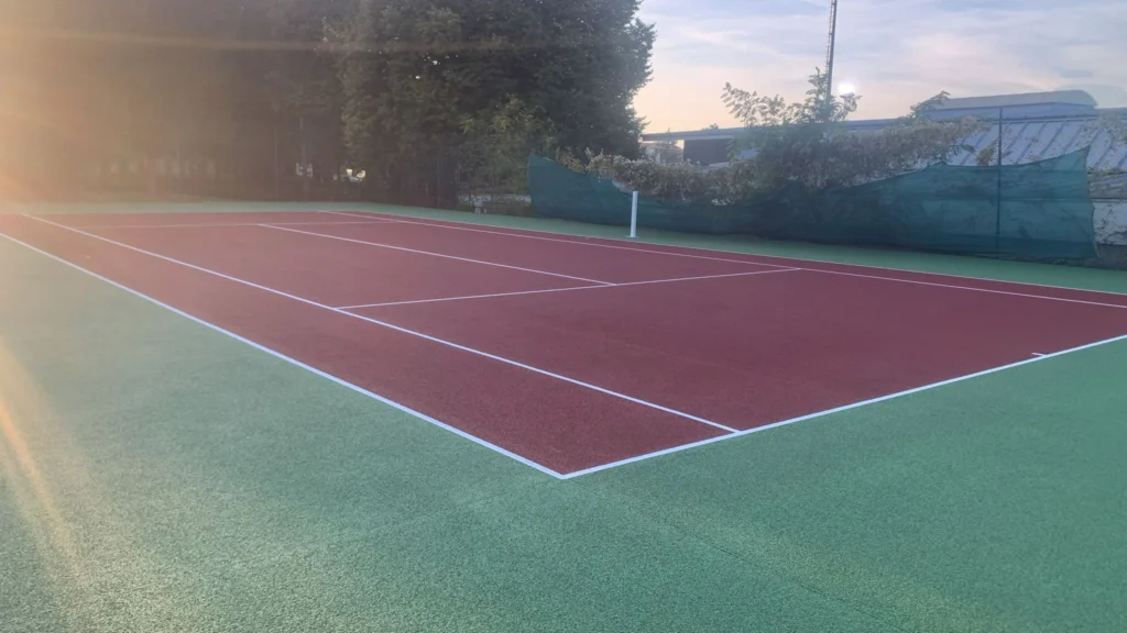 Court de tennis en béton poreux à Limeil-Brévannes dans le Val-de-Marne, réalisé par ADN SOL
