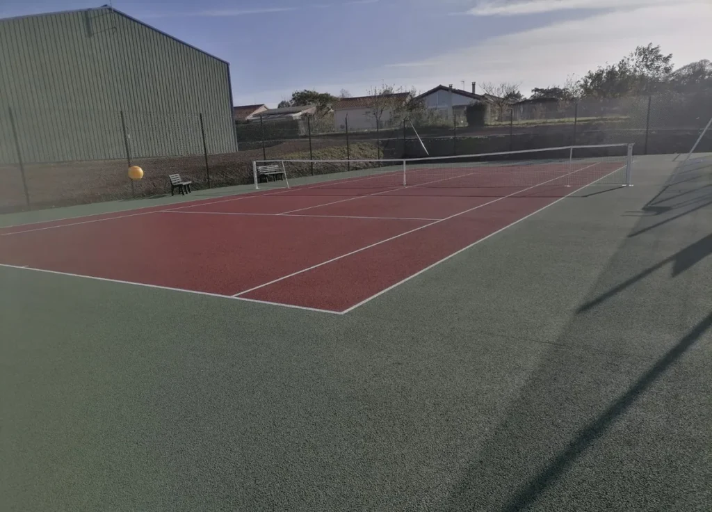 Terrain de tennis en béton poreux réalisé par ADN SOL – exemple de finition et de coût