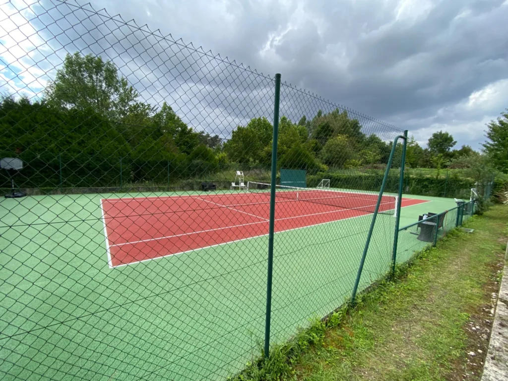 Recoloration béton poreux tennis – rénovation et remise en couleur d’un court extérieur