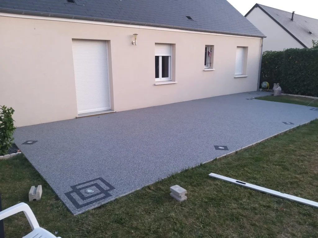 Terrasse en moquette de pierre sur béton poreux drainant réalisée à Blois, surface extérieure antidérapante et résistante aux intempéries
